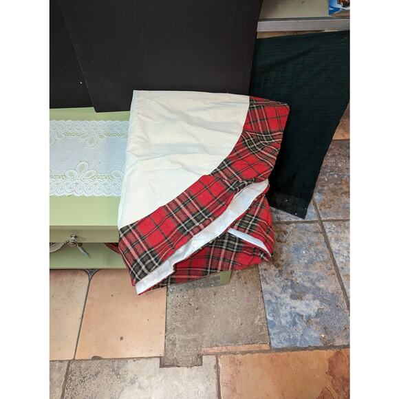 GlitzHome Plaid Round Christmas tree skirt Truck tree 48" Round - Picture 2 of 5